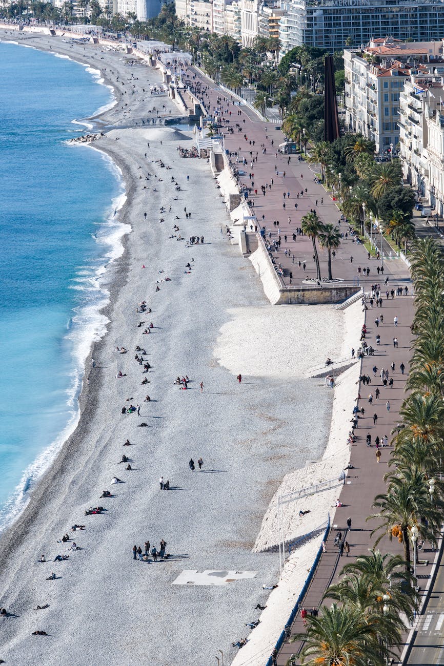 Vue aérienne de la Promenade des Anglais et de la baie des Anges à Nice