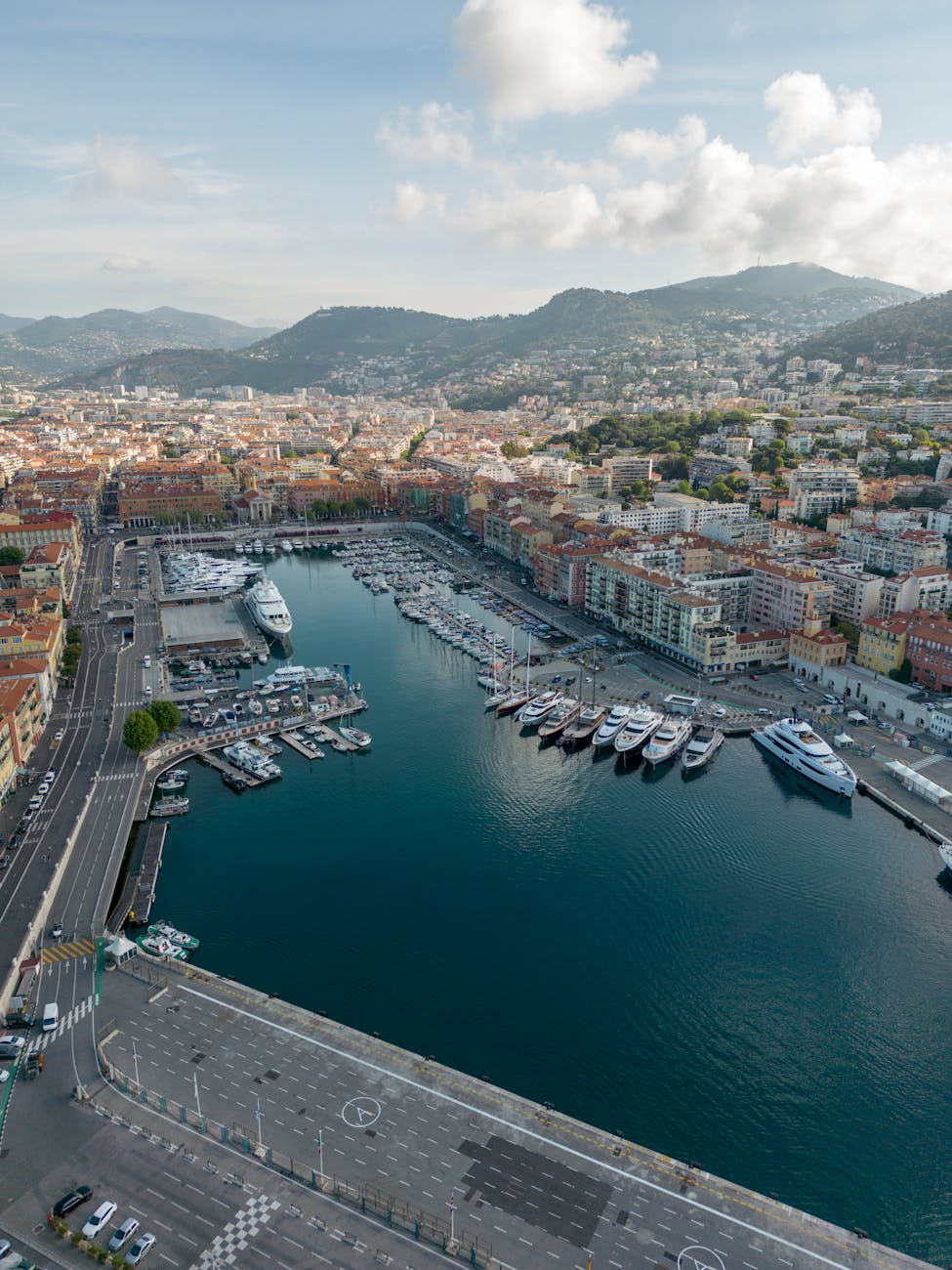 Vue aérienne du port de Nice avec yachts de luxe