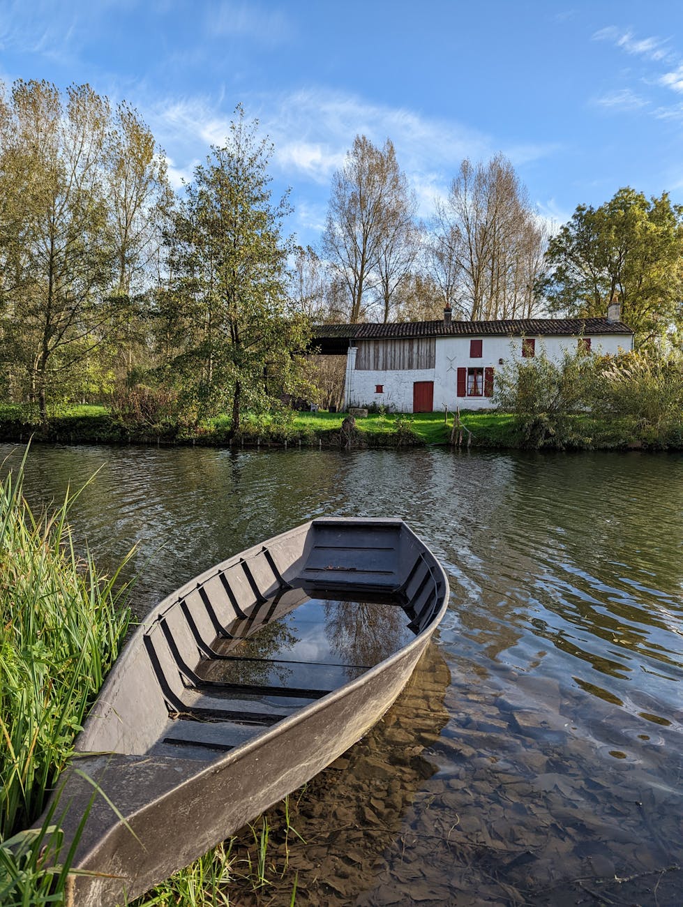 Barque en bois sur un canal du marais