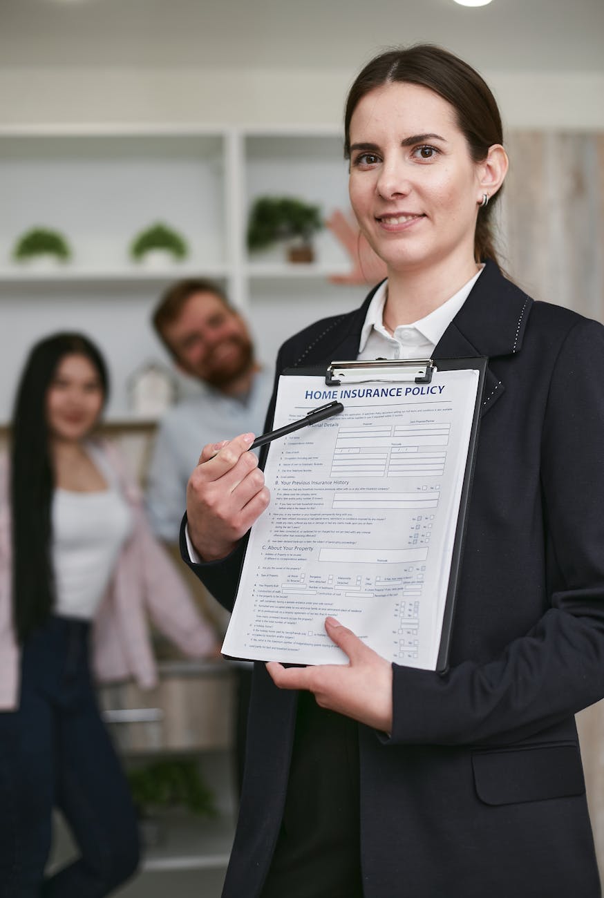 Conseillère présentant un contrat à des clients