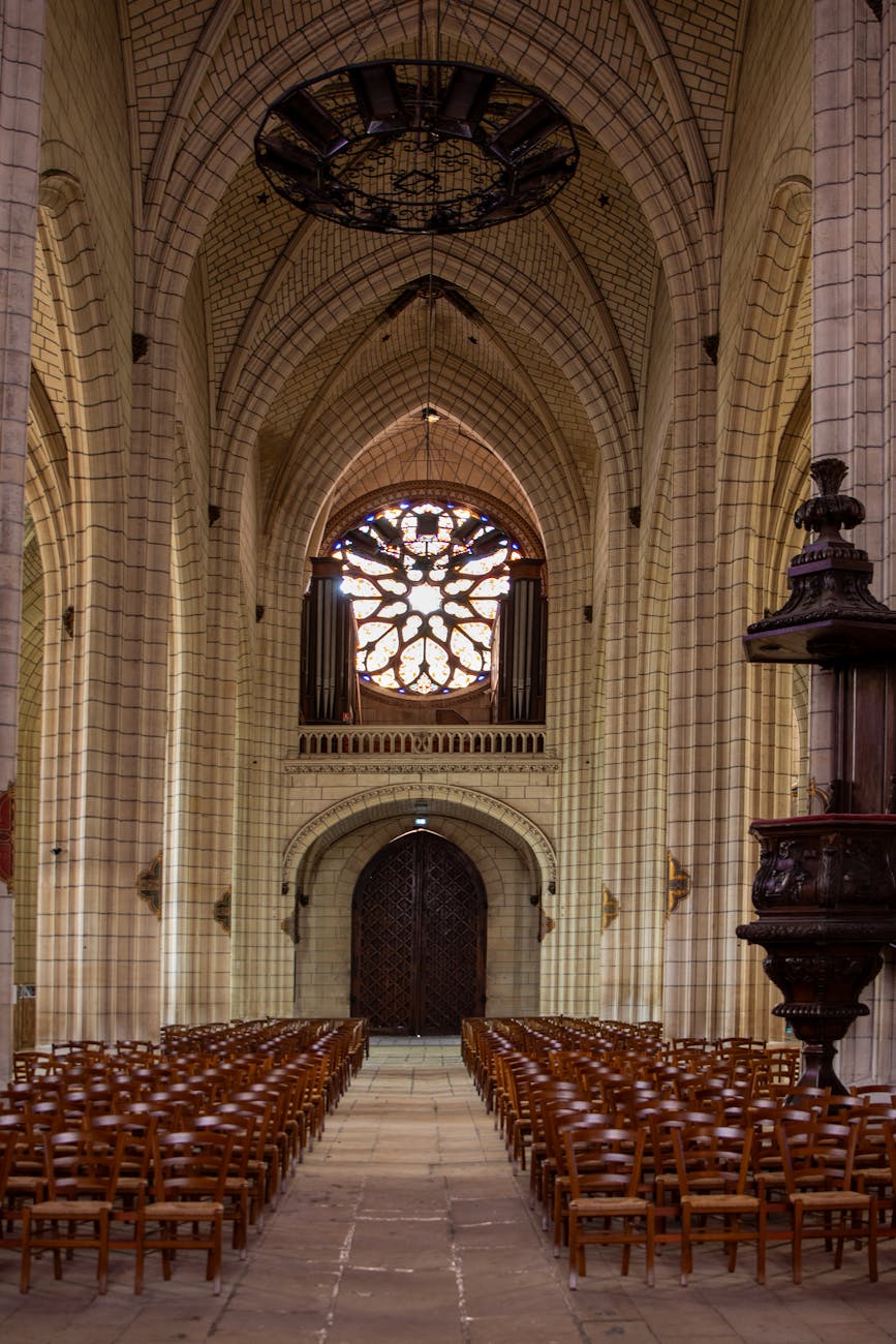 Détails d'architecture gothique d'une église niortaise