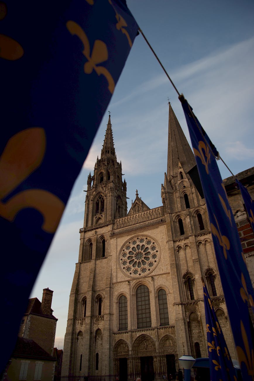 Cathédrale gothique française encadrée de drapeaux fleurdelisés