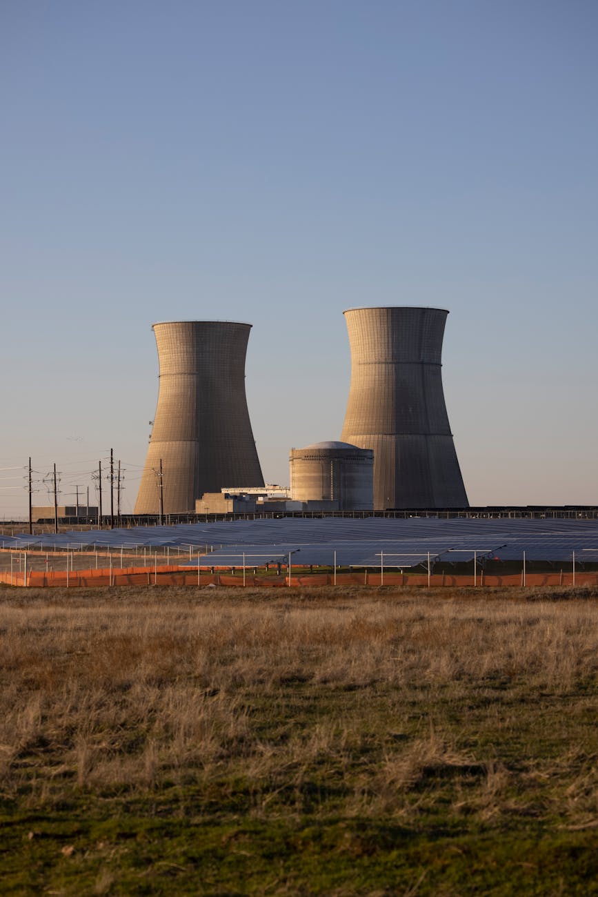 Centrale nucléaire avec tours de refroidissement émettant de la vapeur