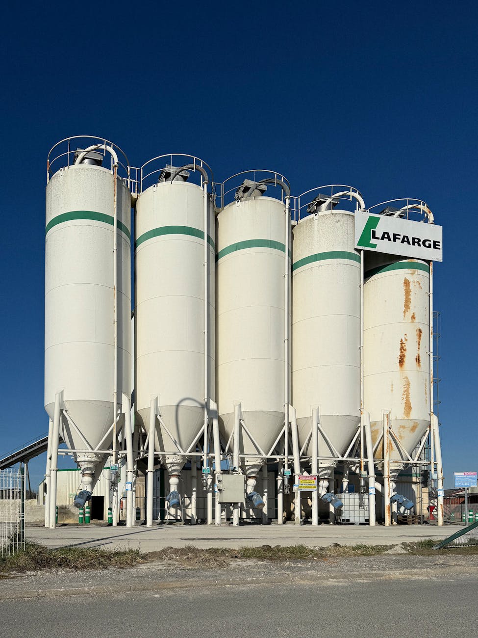 Grands silos industriels blancs sous un ciel bleu