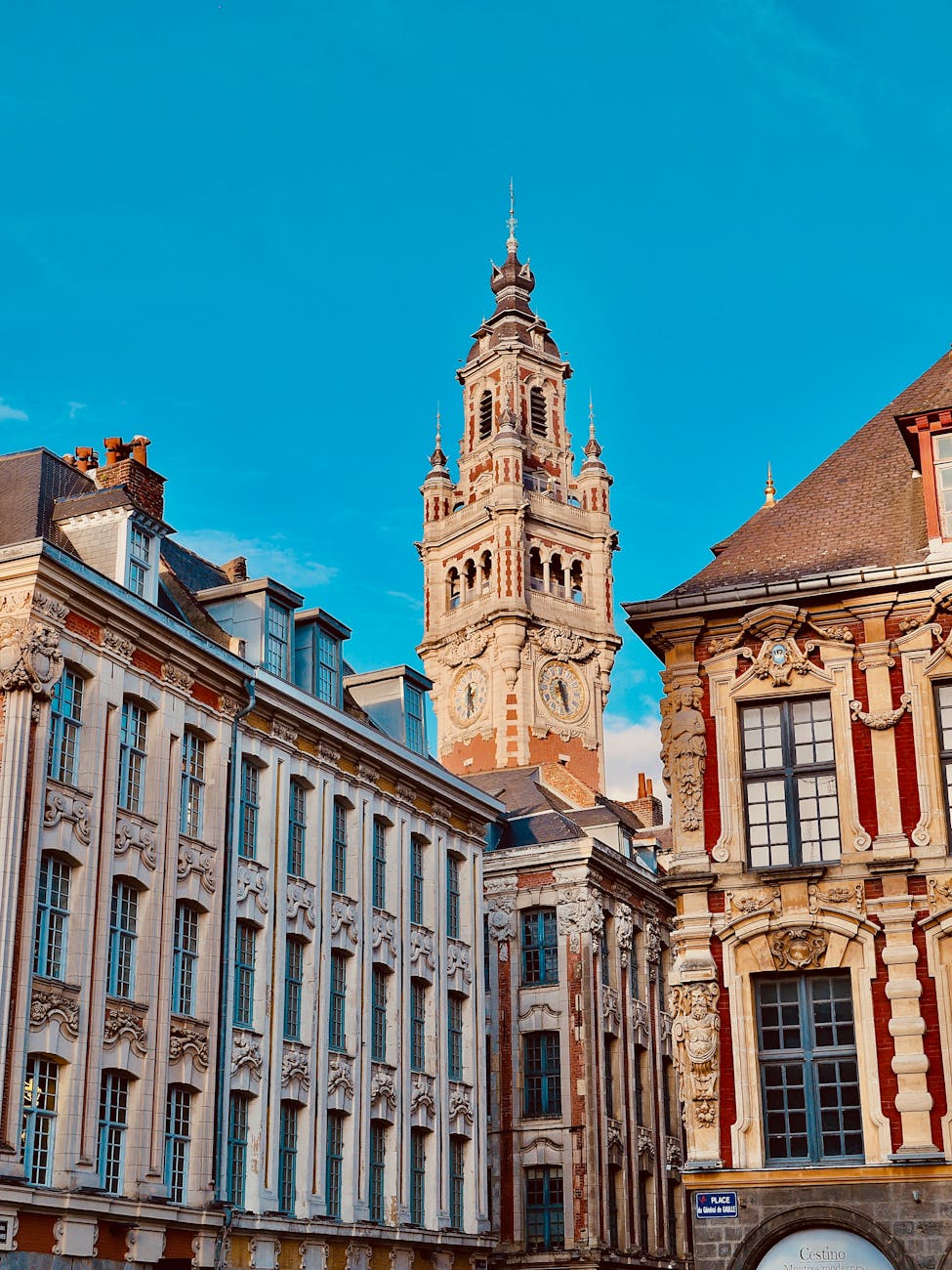Beffroi de Lille sous un ciel bleu