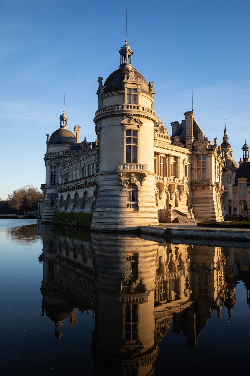 Château de Chantilly reflété dans le bassin