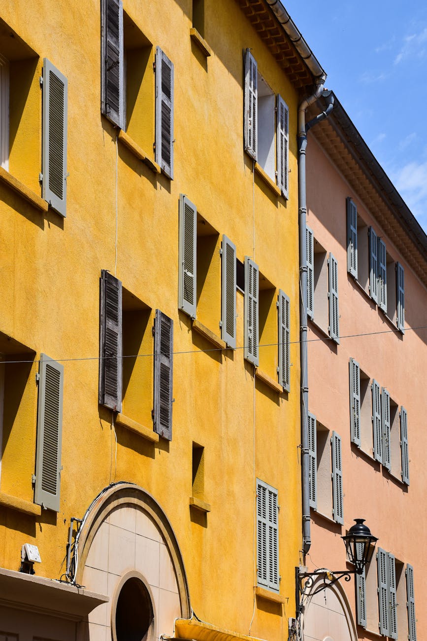 Façades aux teintes ocre et jaune en Provence-Alpes-Côte d'Azur