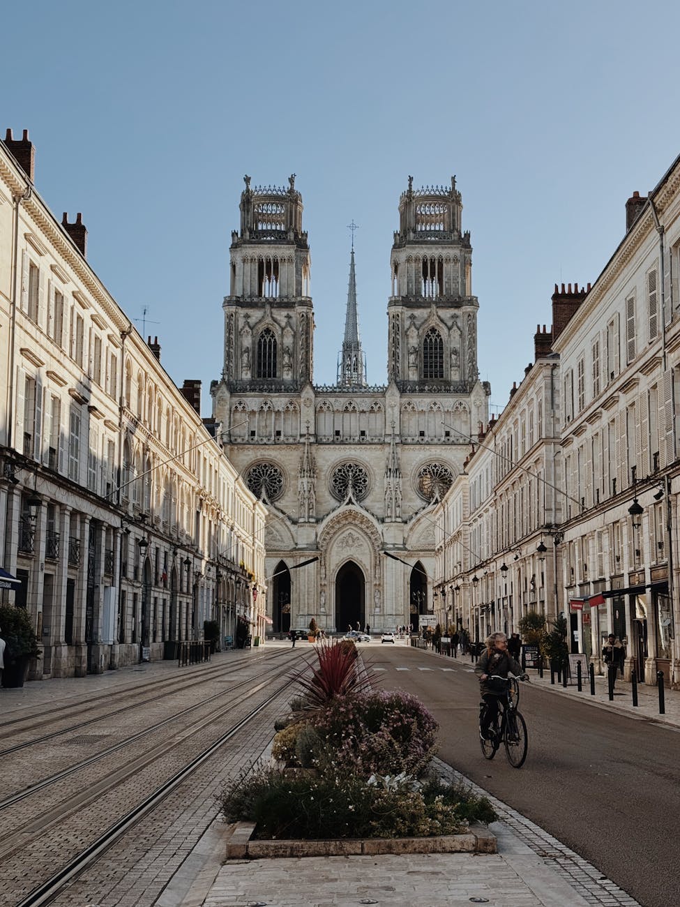 Cycliste devant la cathédrale d'Orléans au soleil