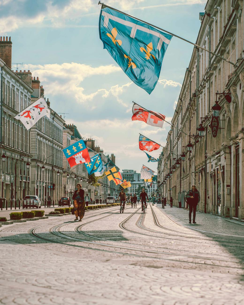 Rue d'Orléans pavoisée par temps clair