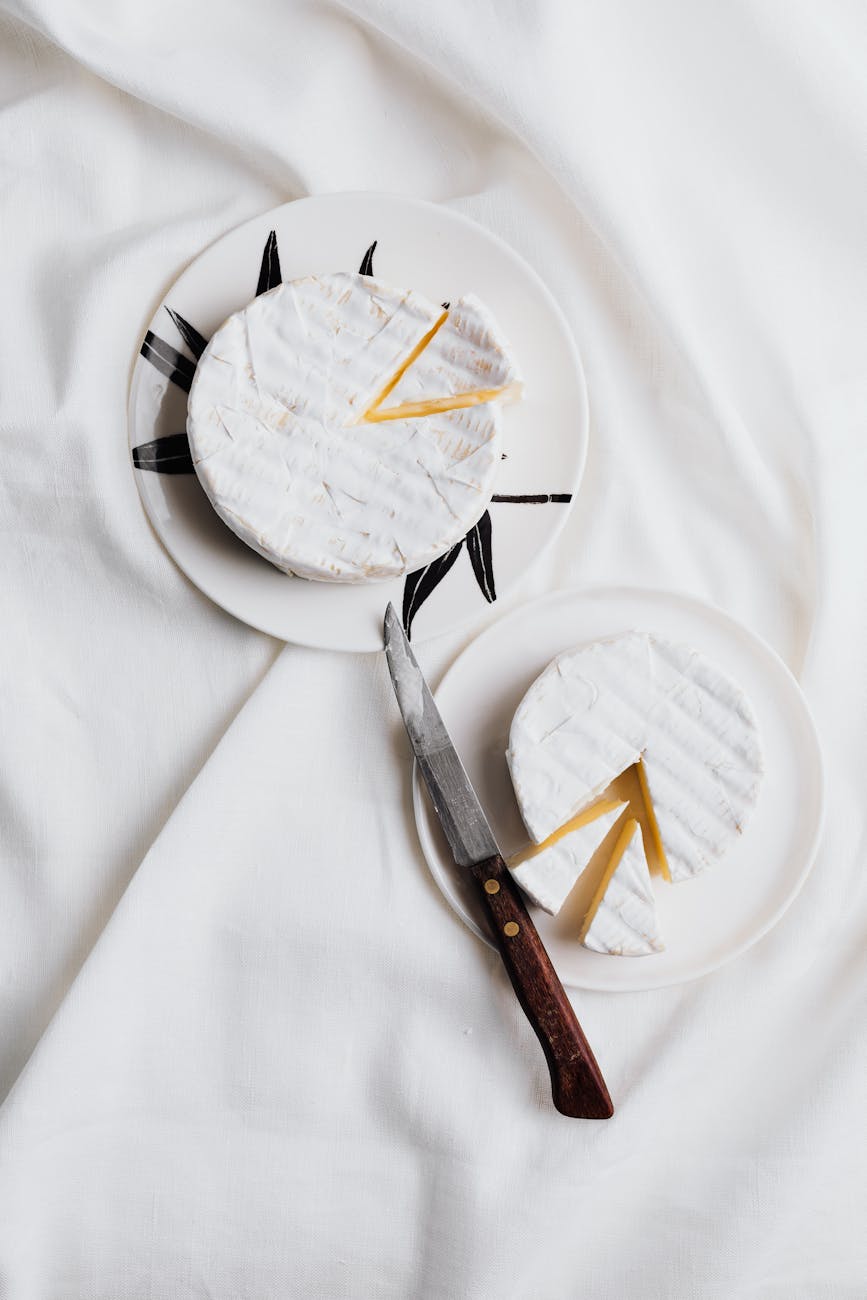 Camembert tranché présenté avec couteau