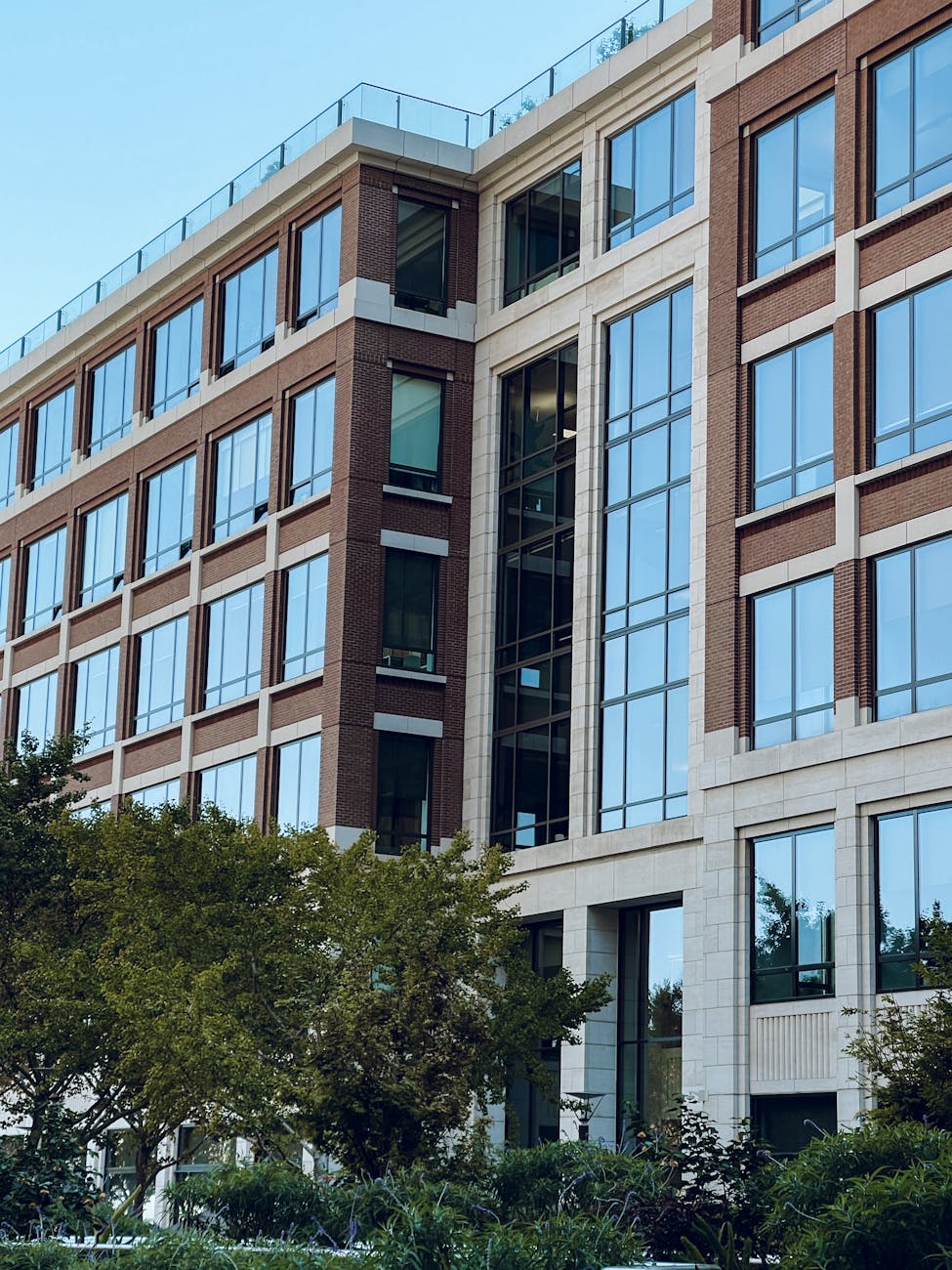 Bâtiment de bureaux moderne en verre