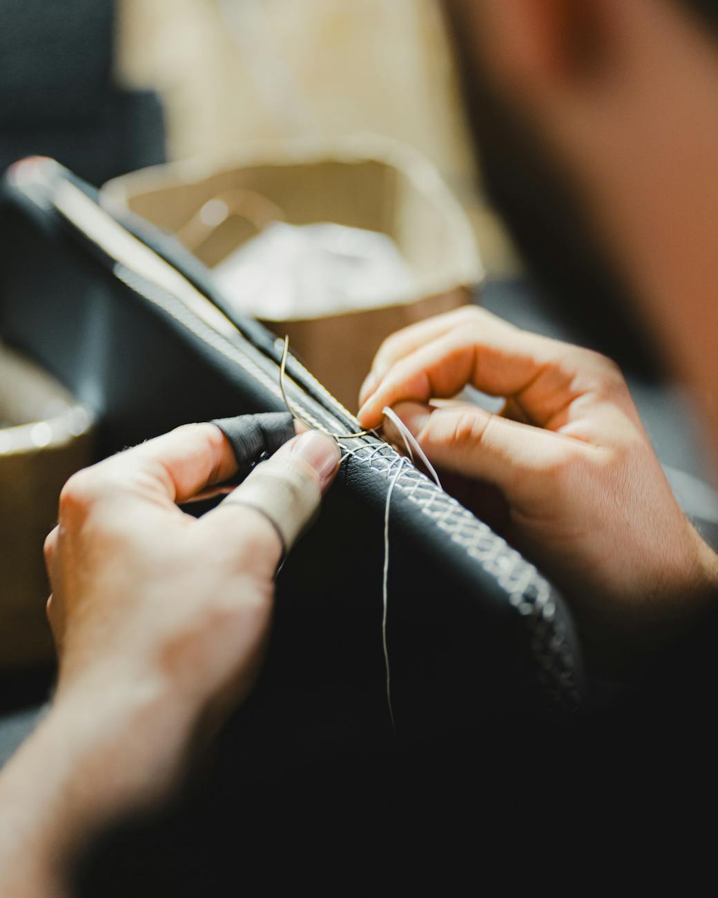 Artisan travaillant le cuir de luxe à la main