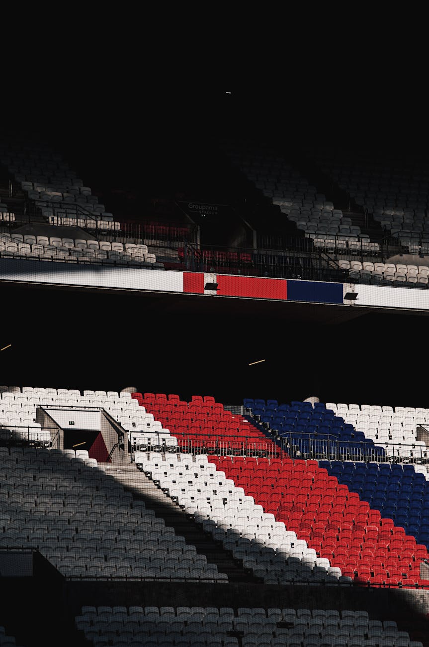 Tribune ensoleillée d'un stade