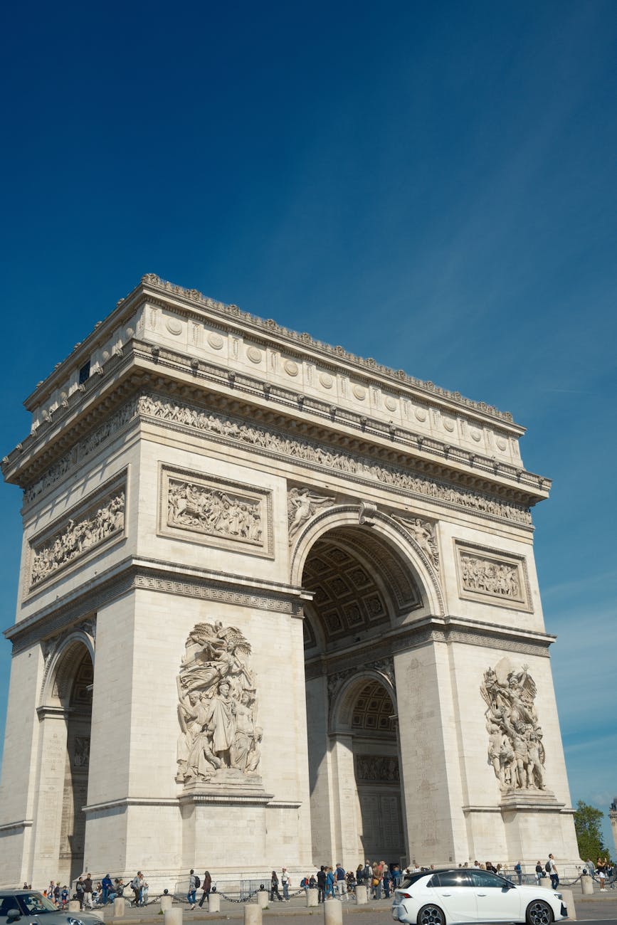 Arc de Triomphe sous un ciel bleu
