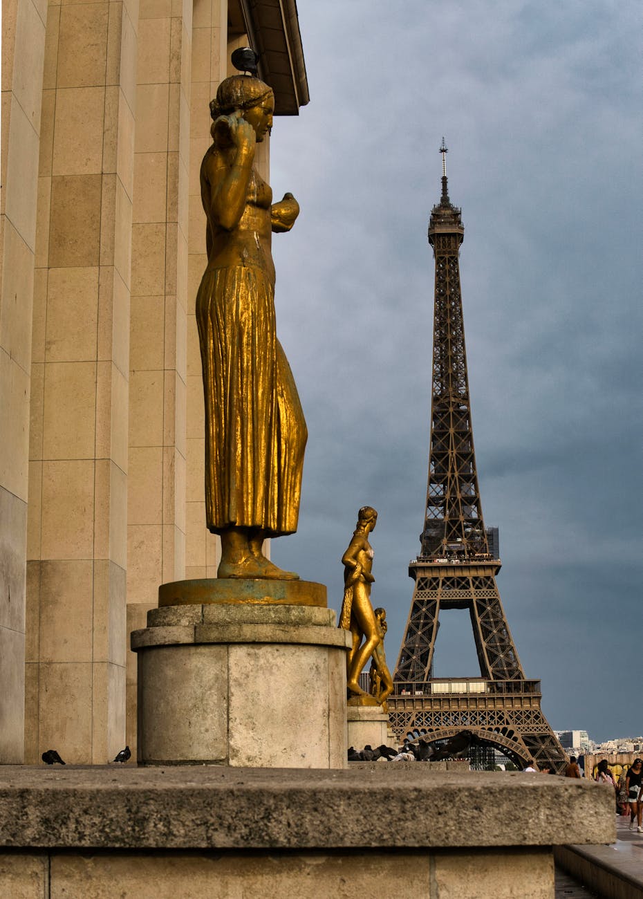 Statues dorées avec vue sur la Tour Eiffel