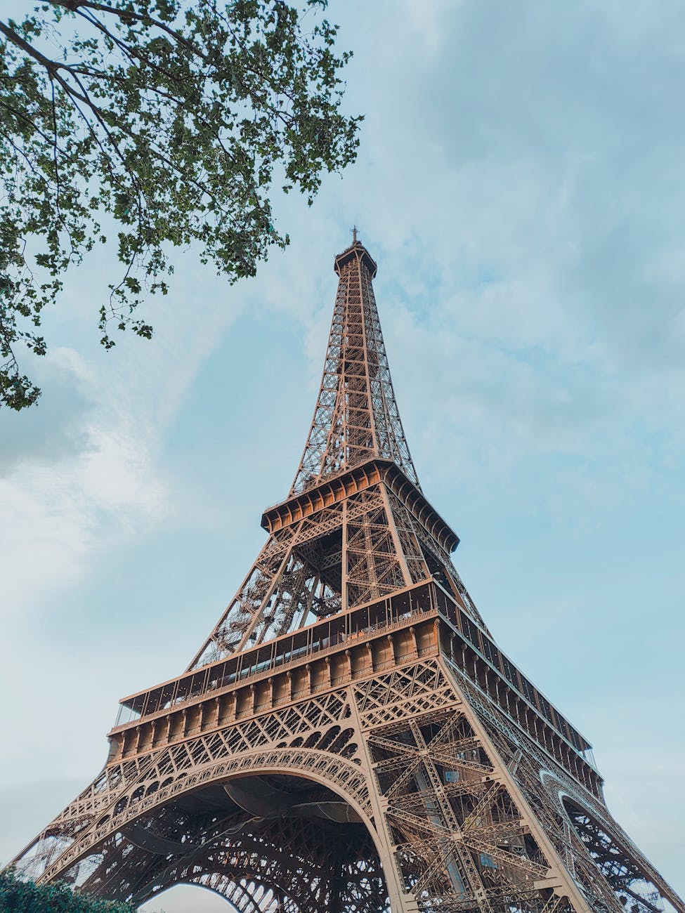 Tour Eiffel sous un ciel bleu
