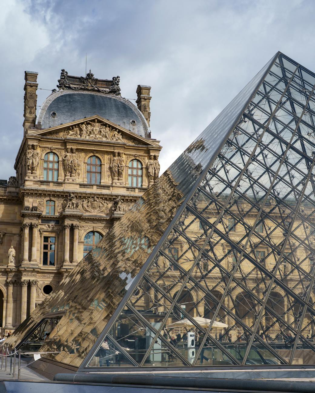 Pyramide du Louvre devant le palais