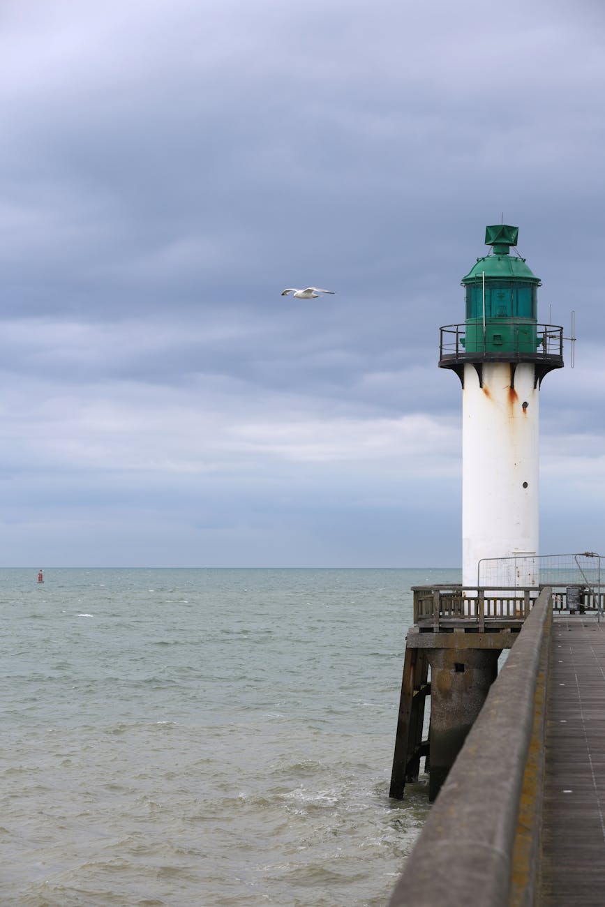 Phare de Calais sous un ciel nuageux