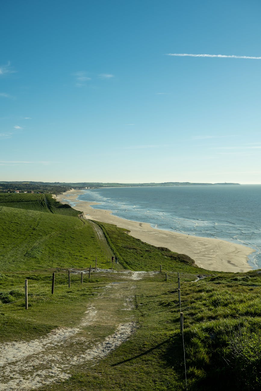 Falaises et chemin côtier à Escalles, Côte d'Opale
