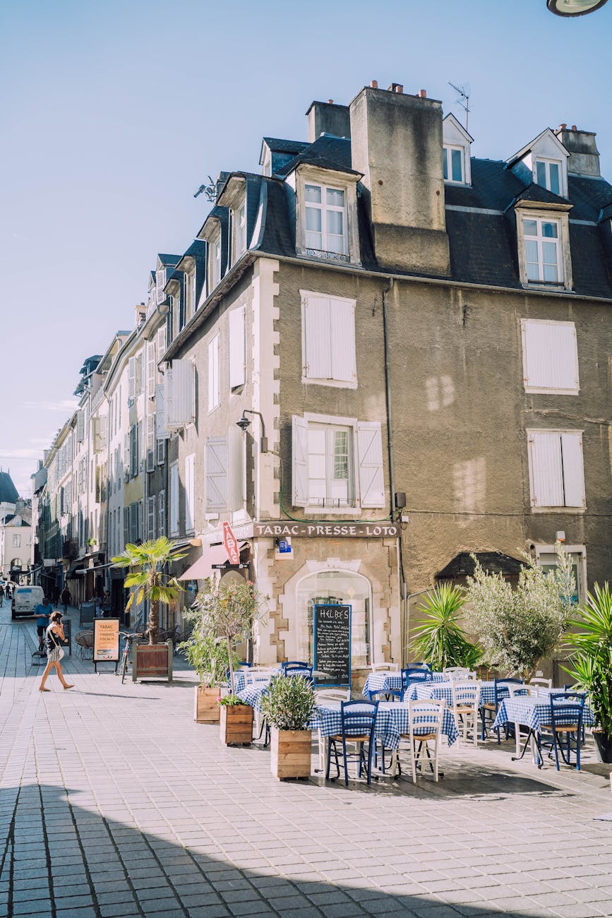 Terrasse de café et architecture européenne, rue de Pau
