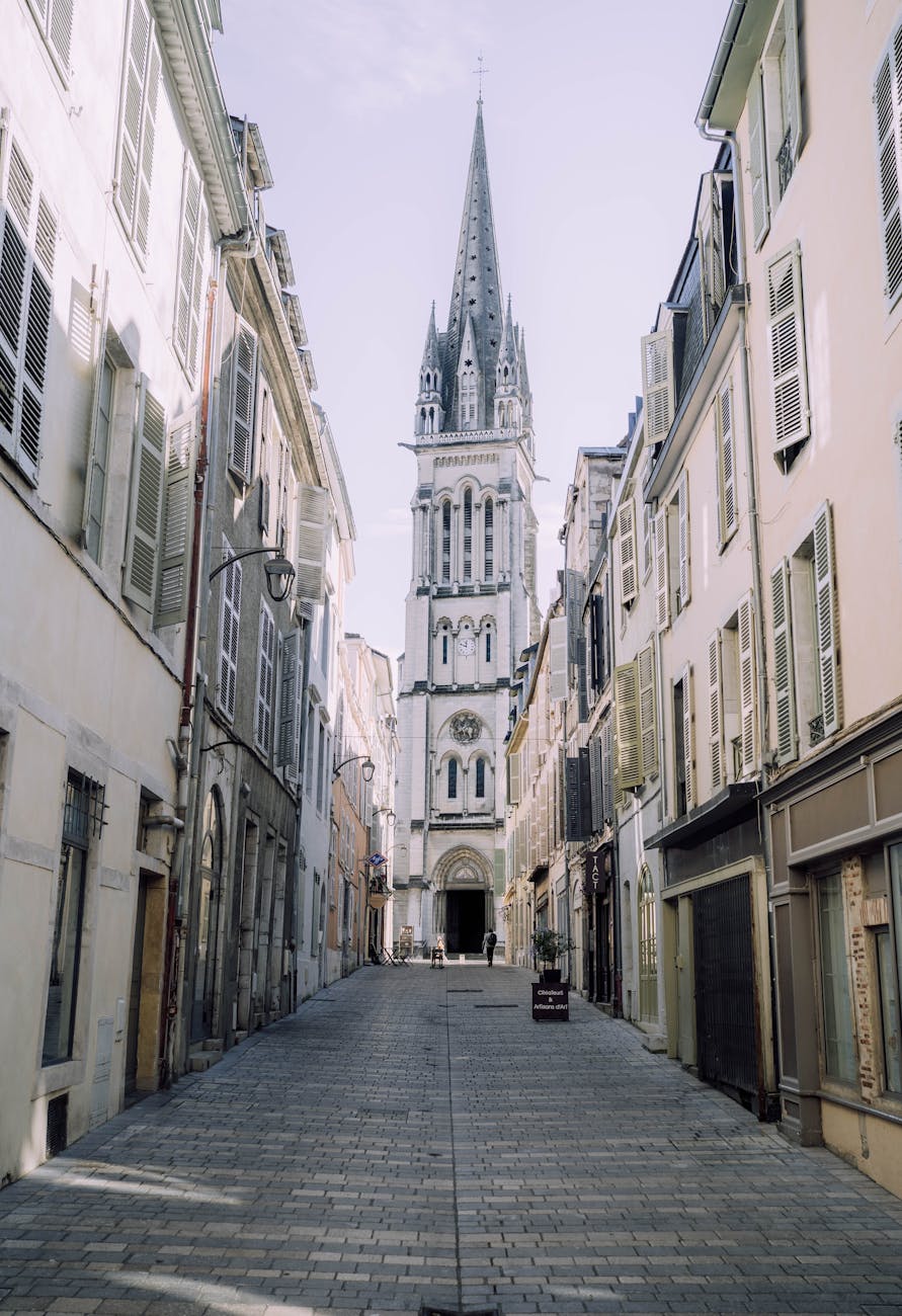 Rue menant à l'église Saint-Martin de Pau