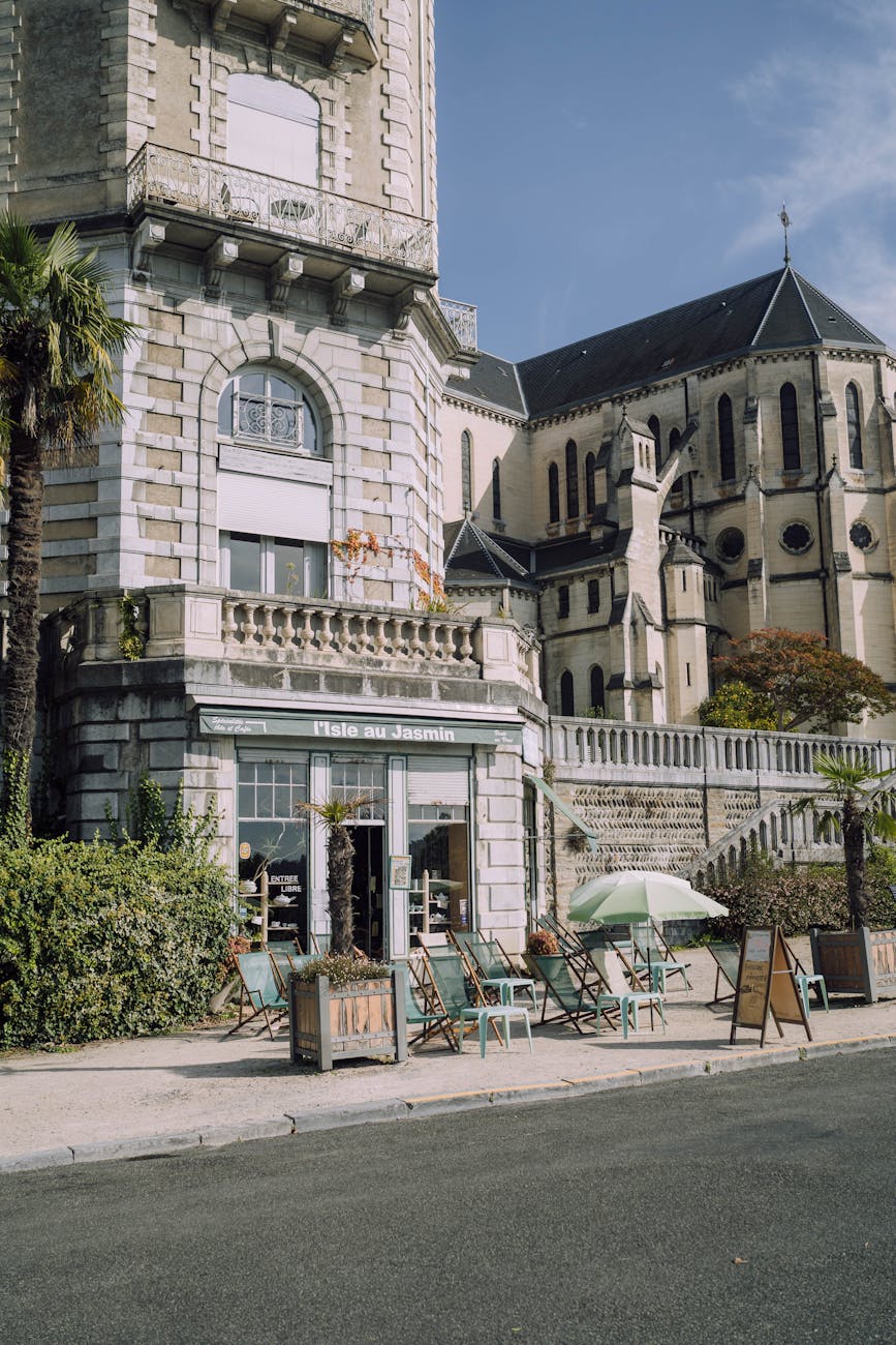 Bâtiments traditionnels et terrasse à Pau, Nouvelle-Aquitaine
