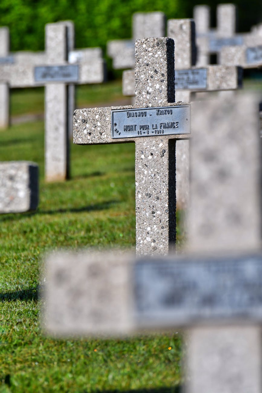 Croix en pierre dans un cimetière militaire historique