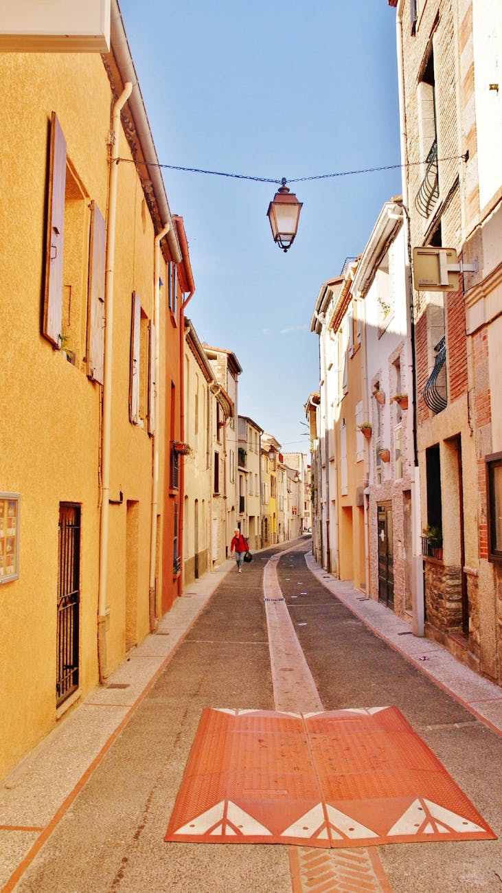 Façades catalanes colorées en Roussillon