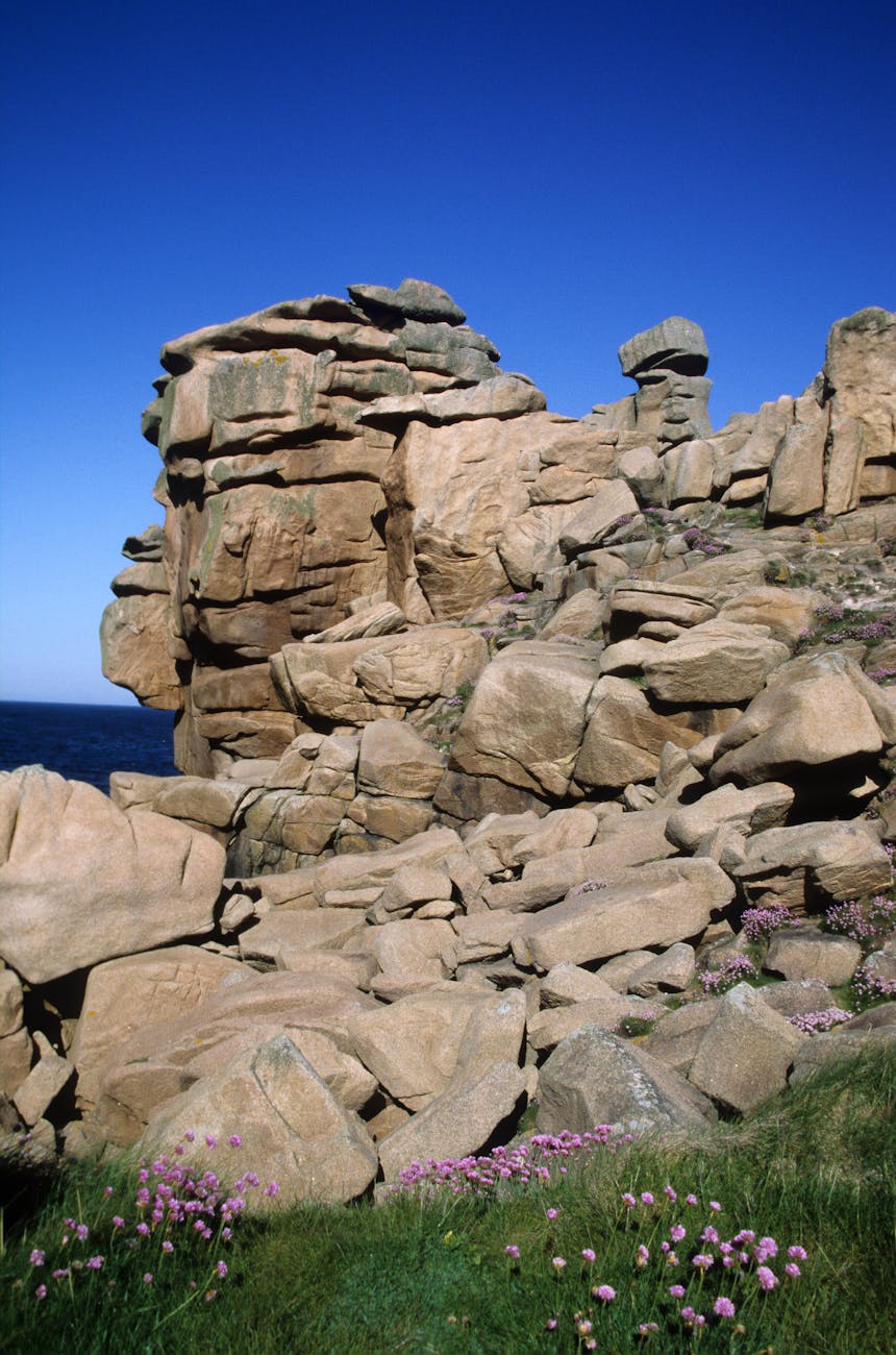 Falaises et rochers du littoral breton sous ciel bleu