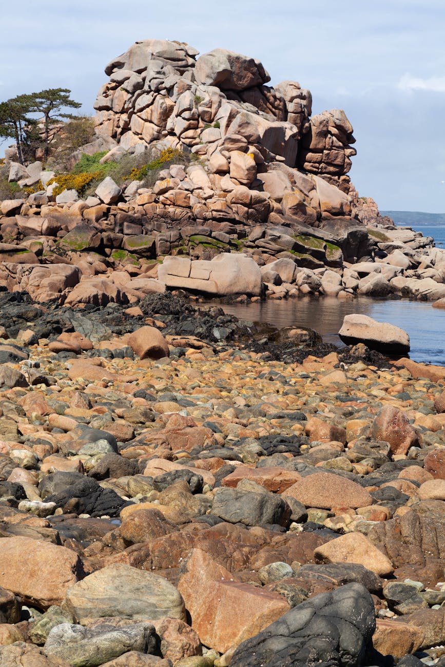 Rochers de granit rose érodés sur le rivage de Perros-Guirec