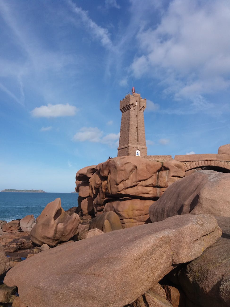 Phare de Ploumanac'h en granit rose près de l'eau sous ciel bleu