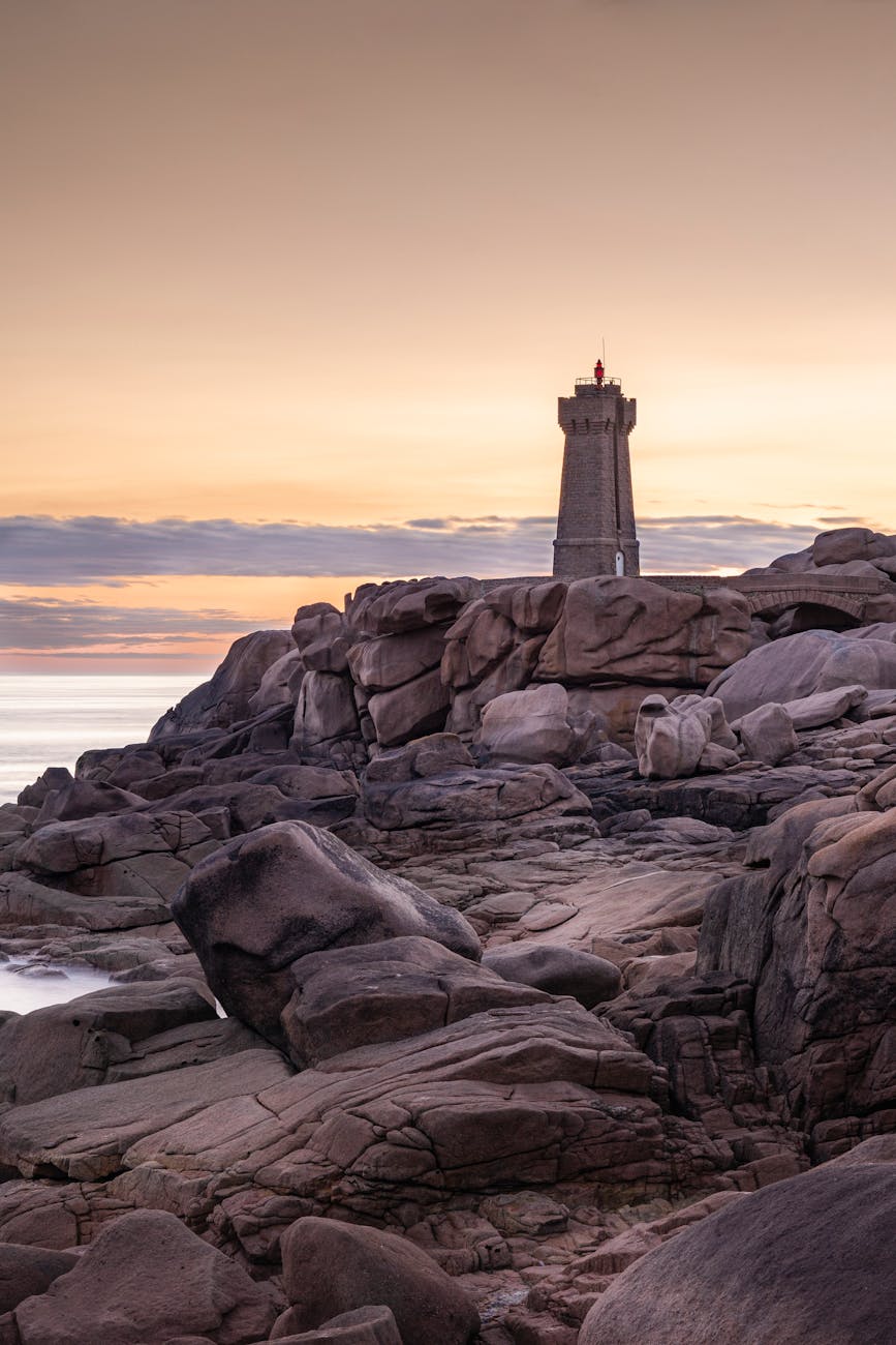 Phare de Ploumanac'h sur côte rocheuse au crépuscule