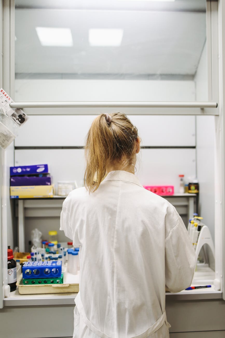 Chercheuse de dos travaillant dans un laboratoire moderne