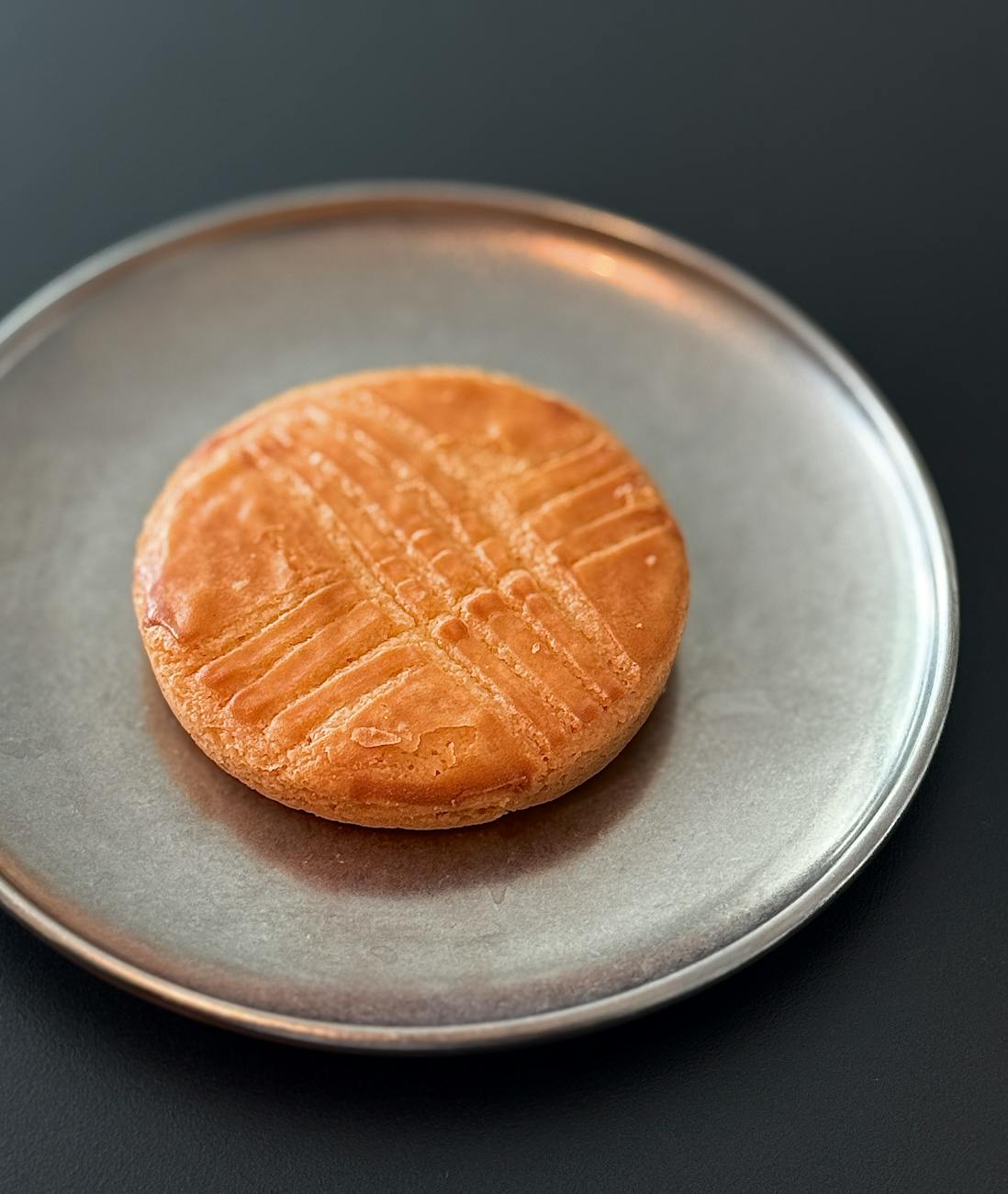 Sablé français traditionnel sur un plat en métal