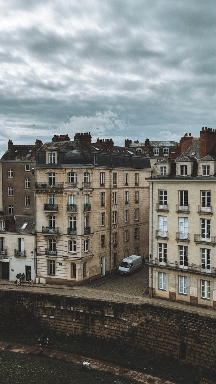 Bâtiments anciens et architecture historique sous un ciel nuageux