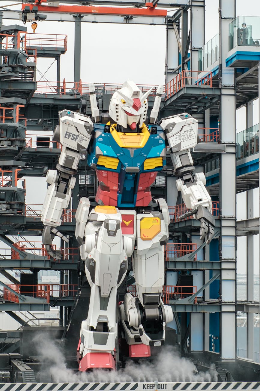 Robot industriel imposant en zone d'usine