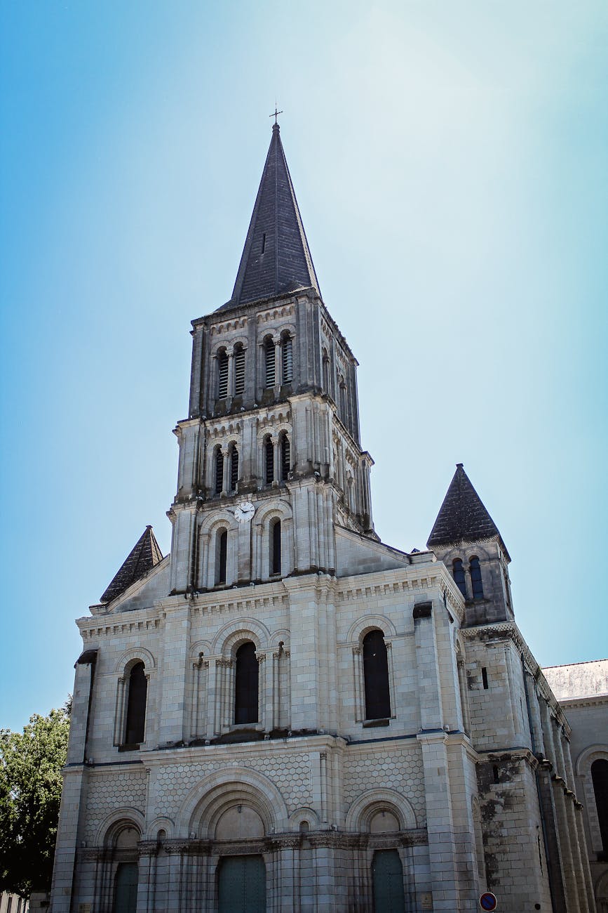 Cathédrale gothique française sous un ciel bleu
