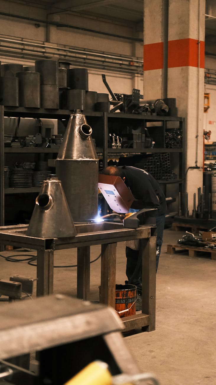 Soudeur travaillant sur structures métalliques en usine