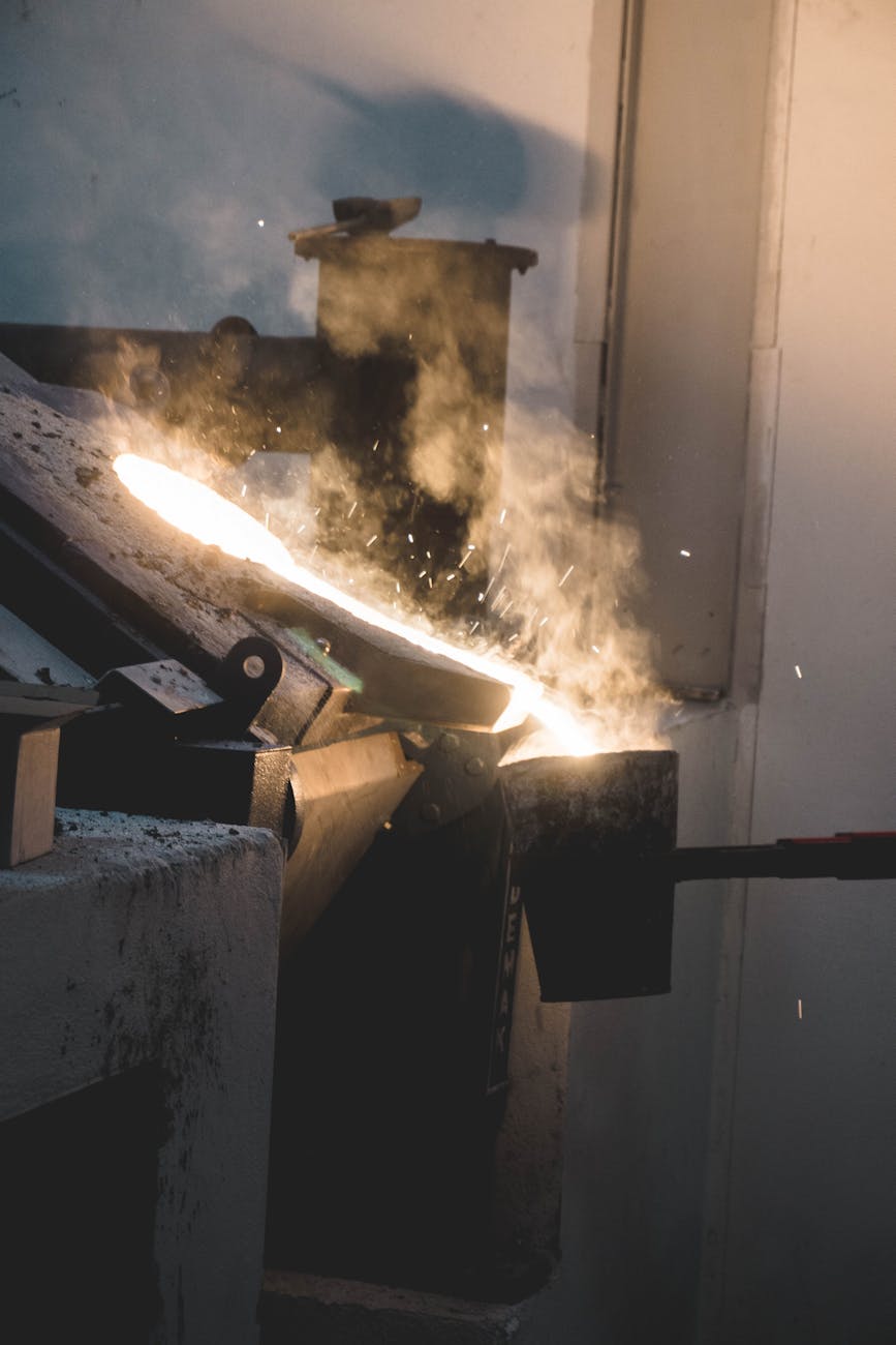 Métal en fusion versé en fonderie