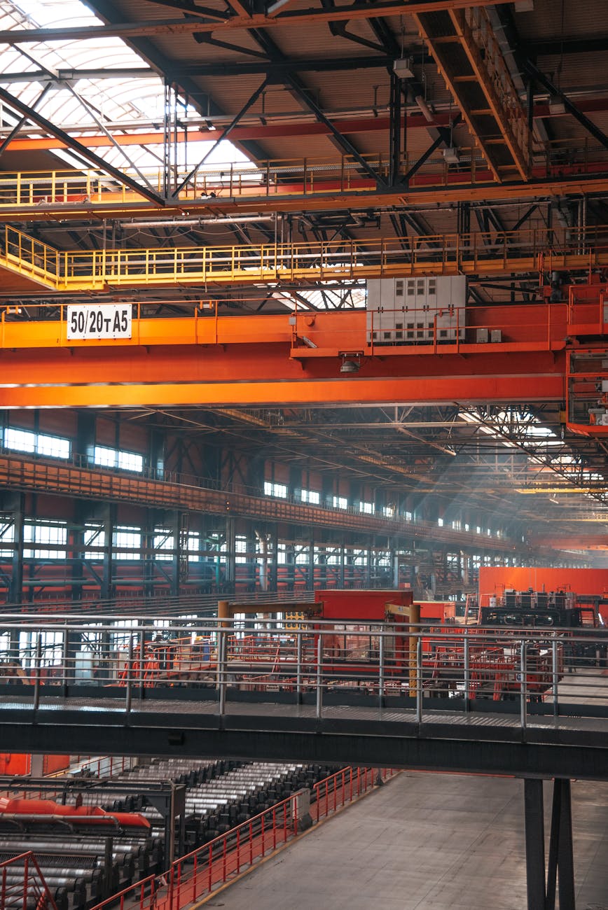 Intérieur d'usine avec ponts roulants métalliques