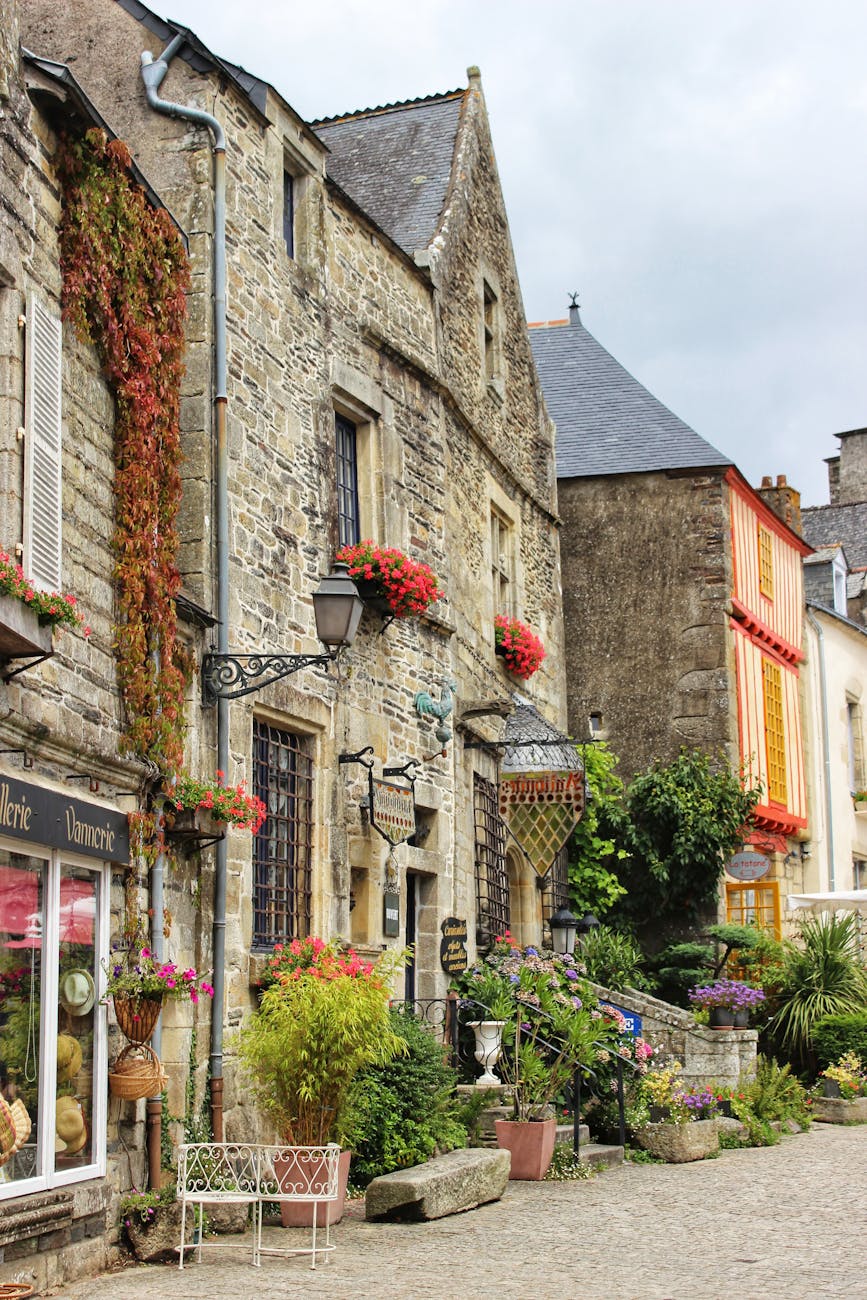 Bâtiments en pierre d'un village européen avec fleurs colorées