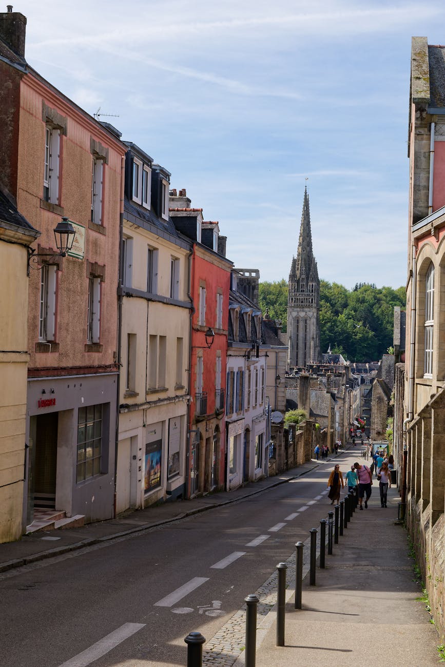 Rue étroite avec bâtiments colorés et clocher en France