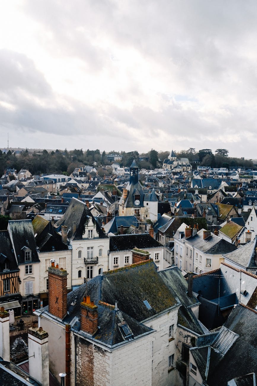 Vue aérienne d'une ville européenne avec architecture historique