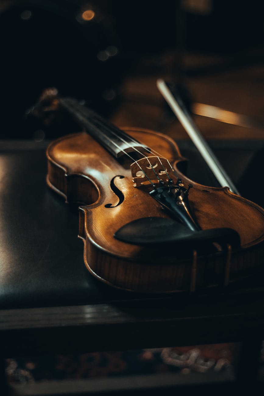 Violon classique posé dans une mise en scène intimiste
