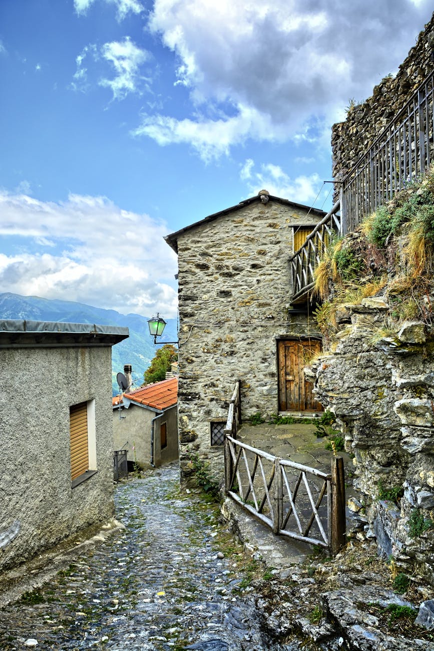 Village de montagne avec maisons en pierre