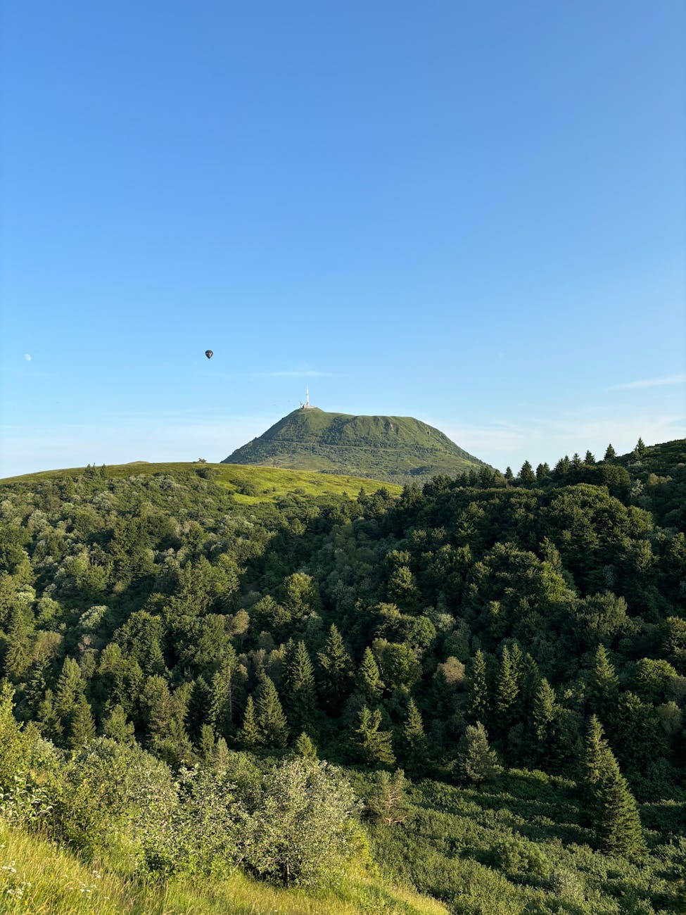 Puy de Dôme avec montgolfière en été