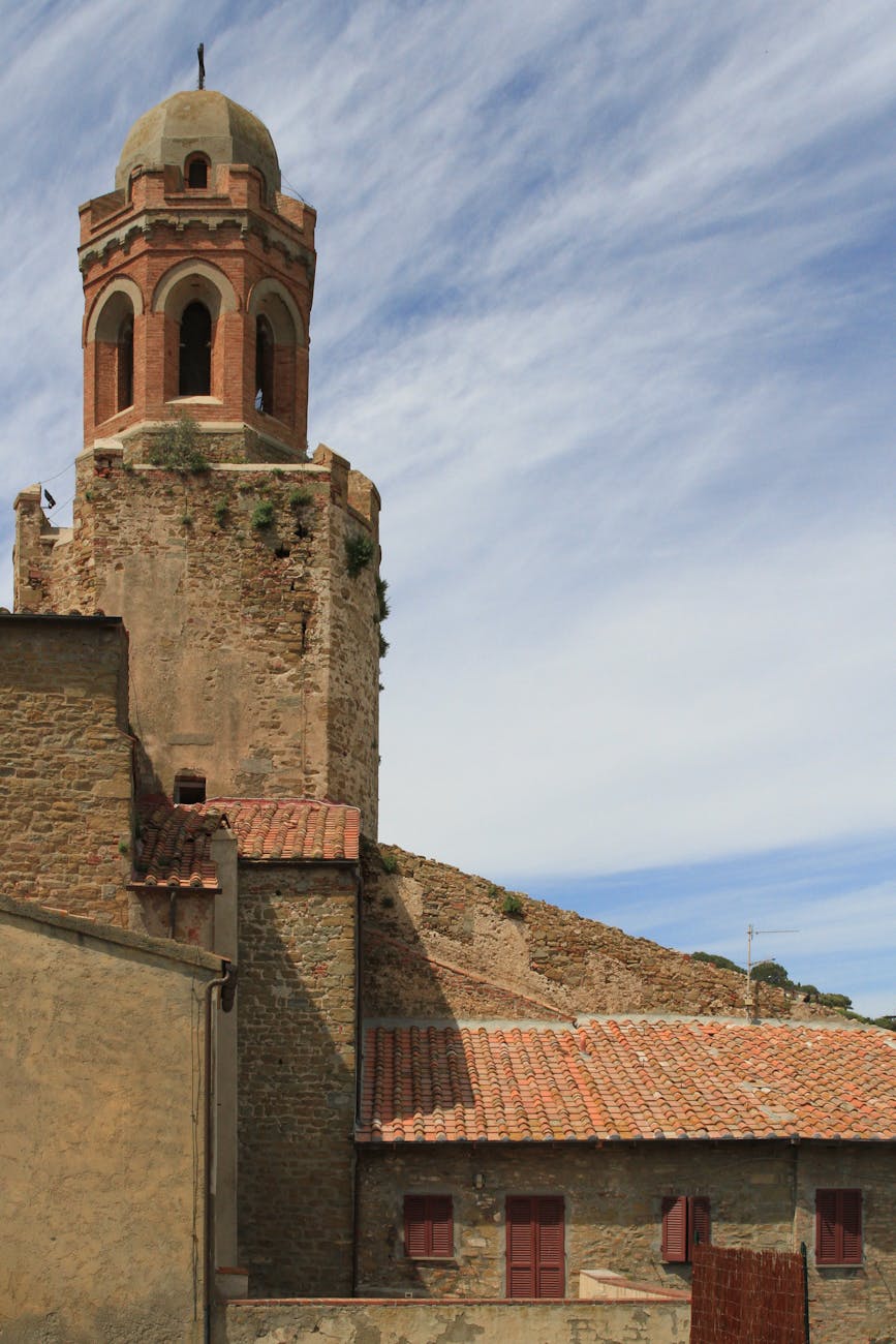 Clocher emblématique de Collioure sous un ciel bleu