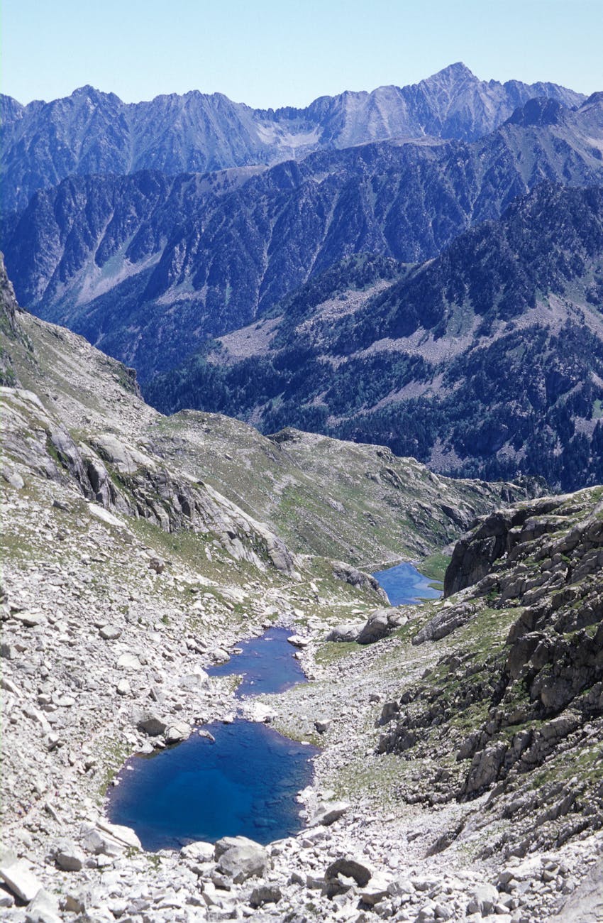 Paysage des Pyrénées avec lac et sommets