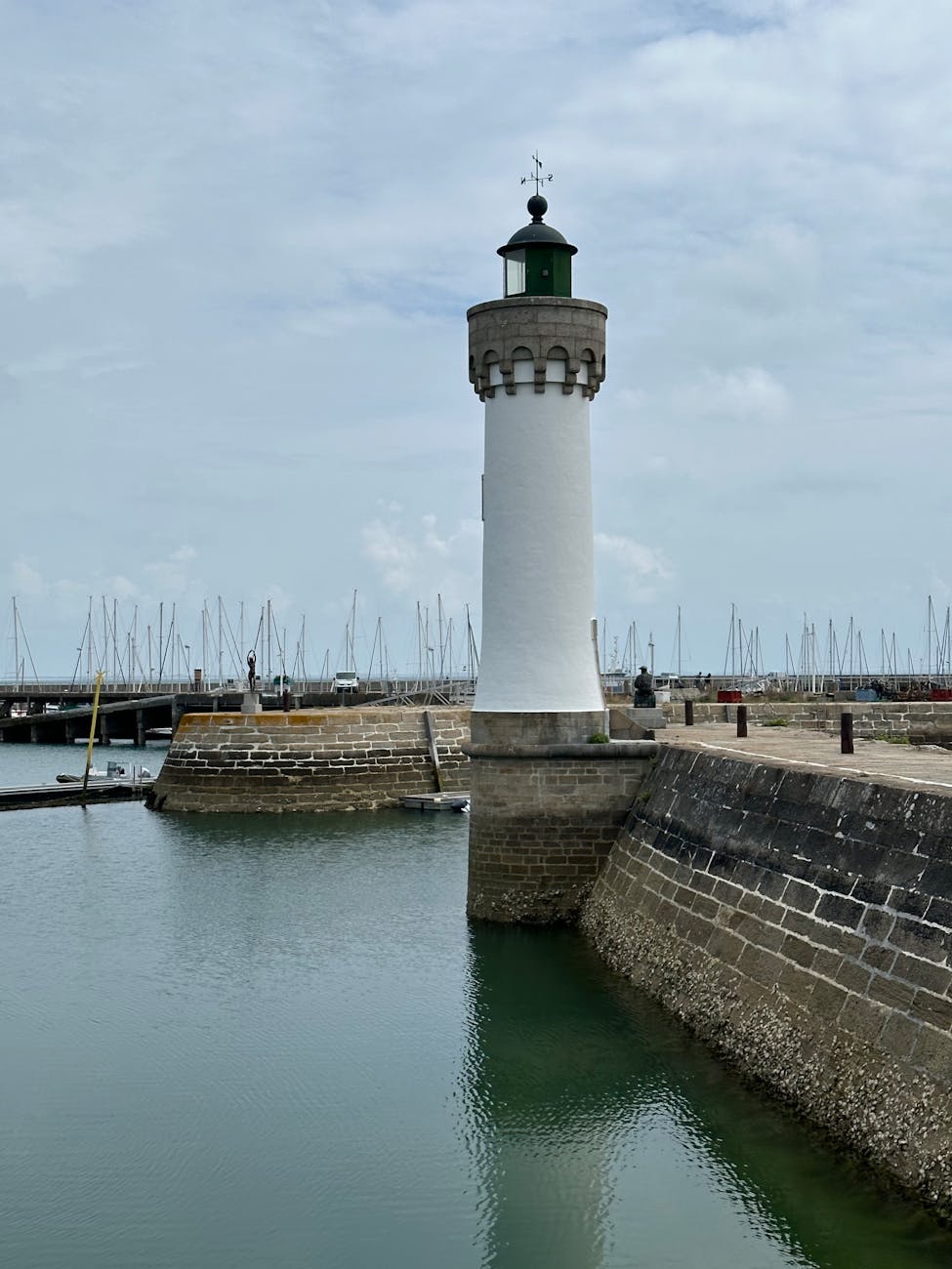 Phare blanc dans le port de Quiberon par temps clair