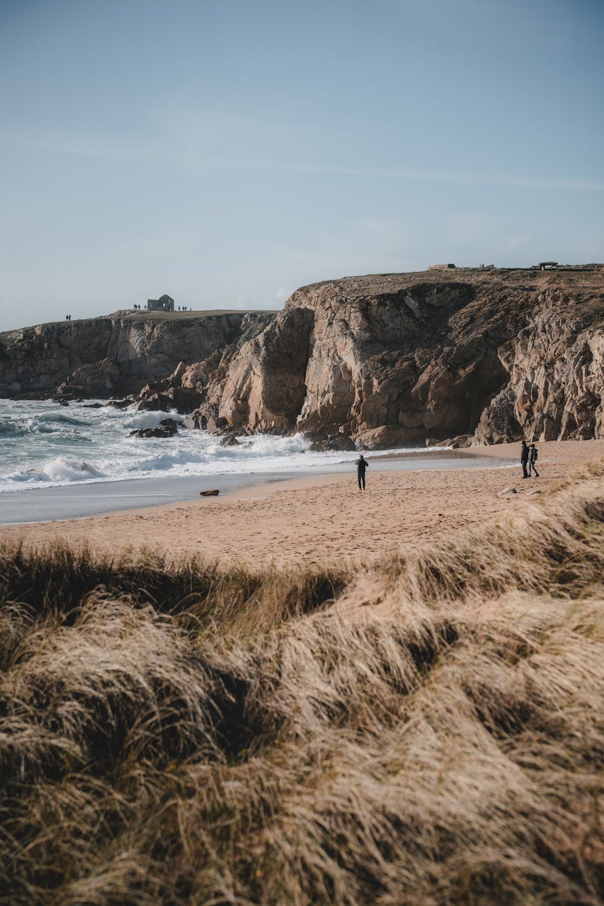 Vue côtière avec falaises et plage à Quiberon par temps ensoleillé